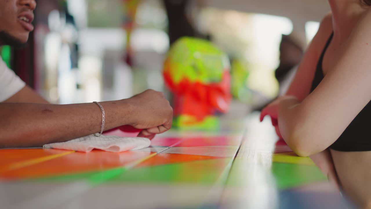 el camarero habla con la mujer en el mostrador en el bar de la playa de cerca. el camarero ofrece cócteles a una mujer atractiva en el club de vacaciones. el barman y la comunicación de los huéspedes