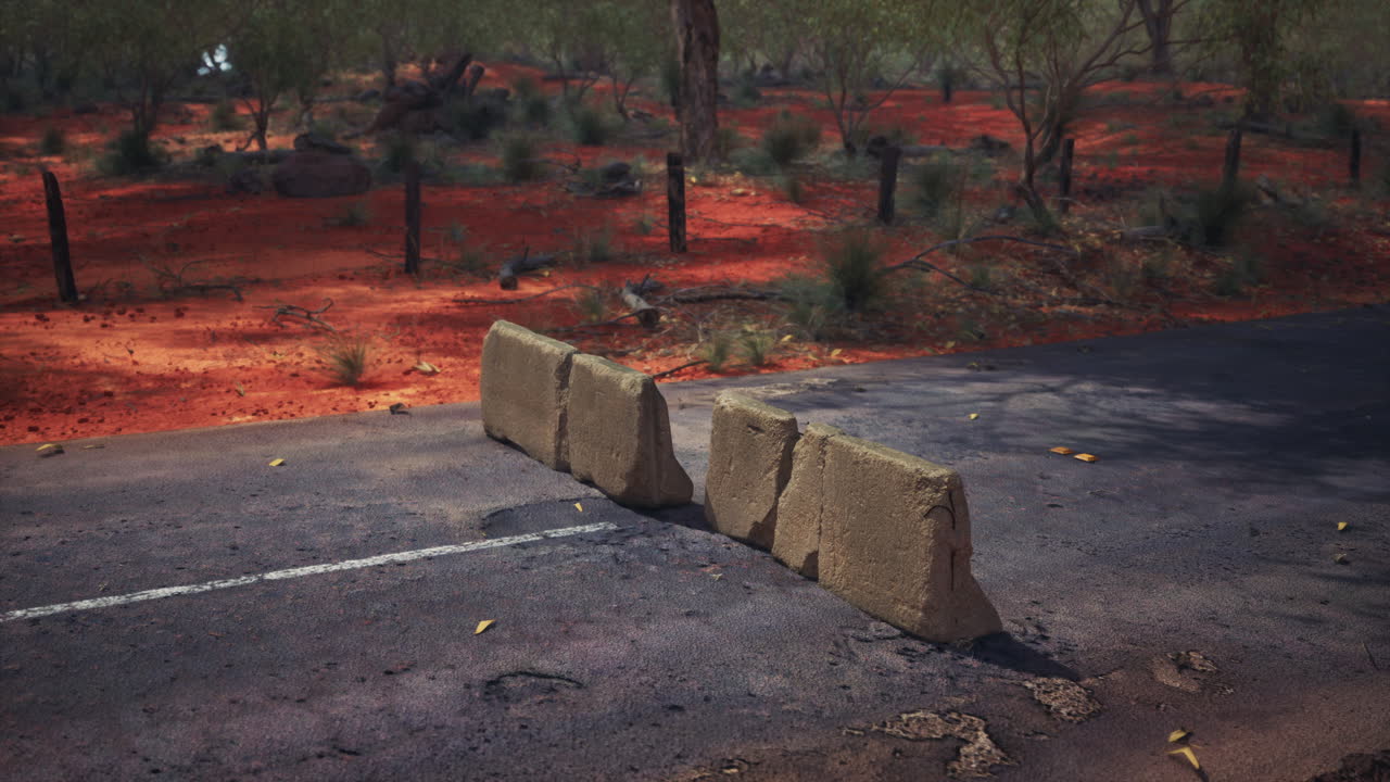 오래된 산화 된 콘크리트 도로 장벽 블록