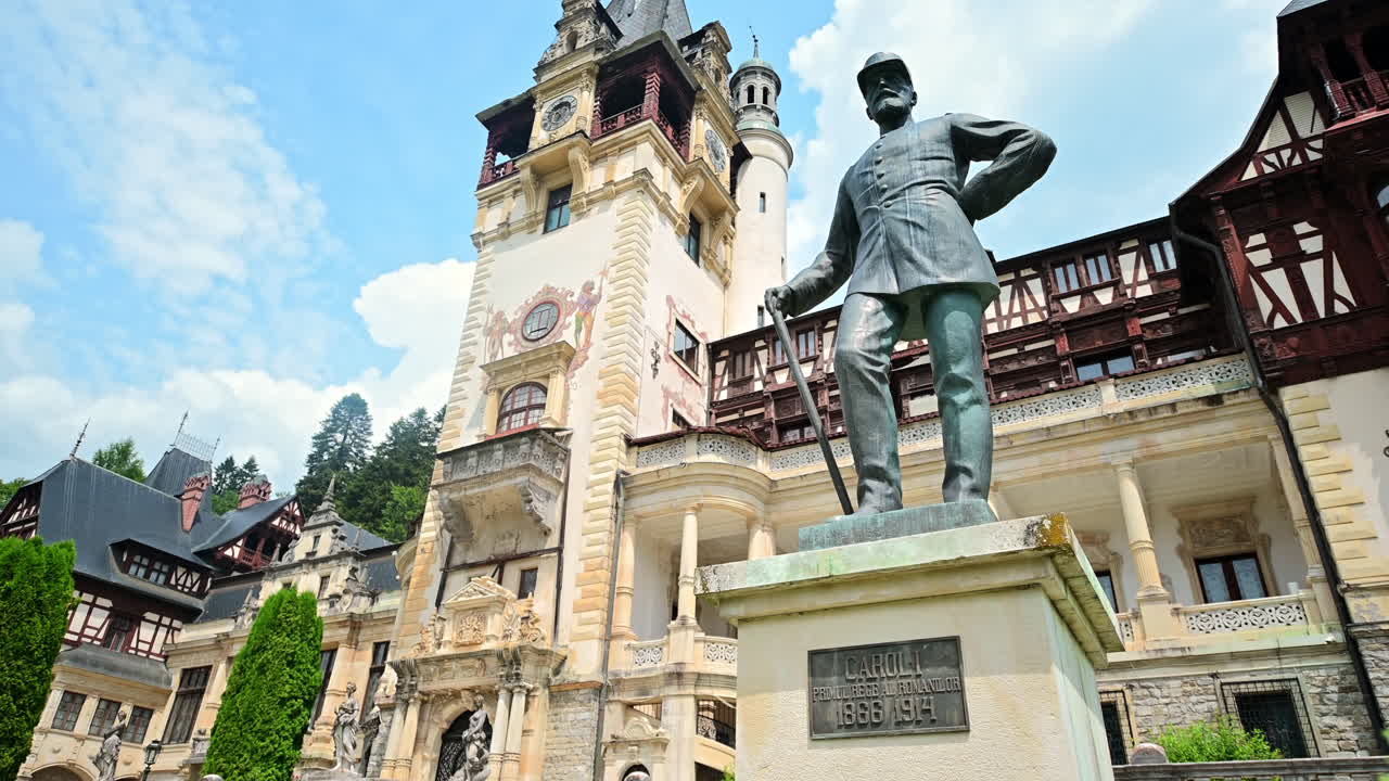 Statua di Re Carol al Castello di Peleș in Romania. Castello sullo sfondo