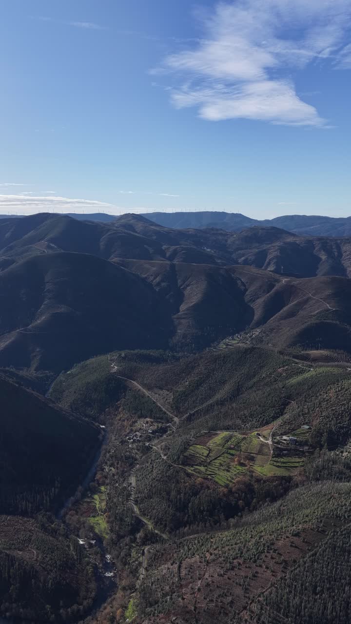 Valle fluviale verticale e montagne nella campagna portoghese