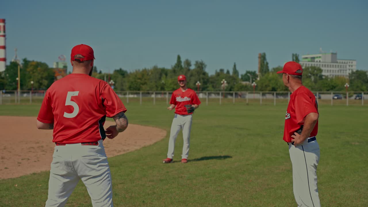 Giocatori di baseball che si allenano sul campo