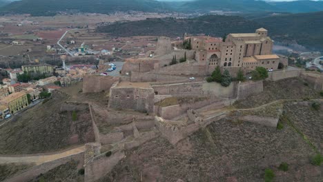 Burg-Von-Cardona-Und-Die-Umliegende-Stadt-In-Spanien,-Luftaufnahme