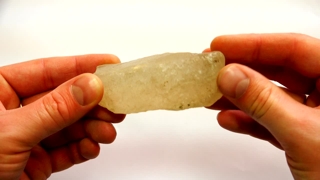 지질학자의 손에 있는 투명한 광물