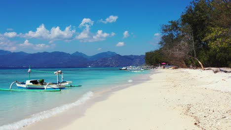 Wunderschöner-Balinesischer-Paradiesischer-Weißer-Sandstrand