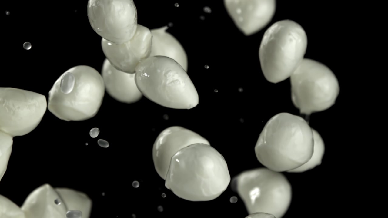 Palline di mozzarella fresca che cadono al rallentatore