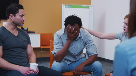 grupo multicultural de hombres y mujeres que ofrecen apoyo en una reunión de terapia de grupo de salud mental