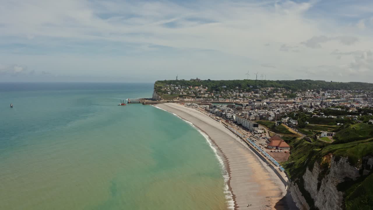 vista aérea de una ciudad costera francesa y una playa