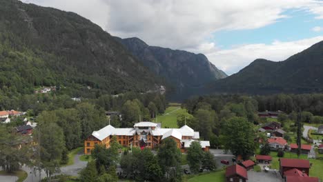 vista aérea del hotel dalen, el hotel de madera más antiguo de telemark, noruega.