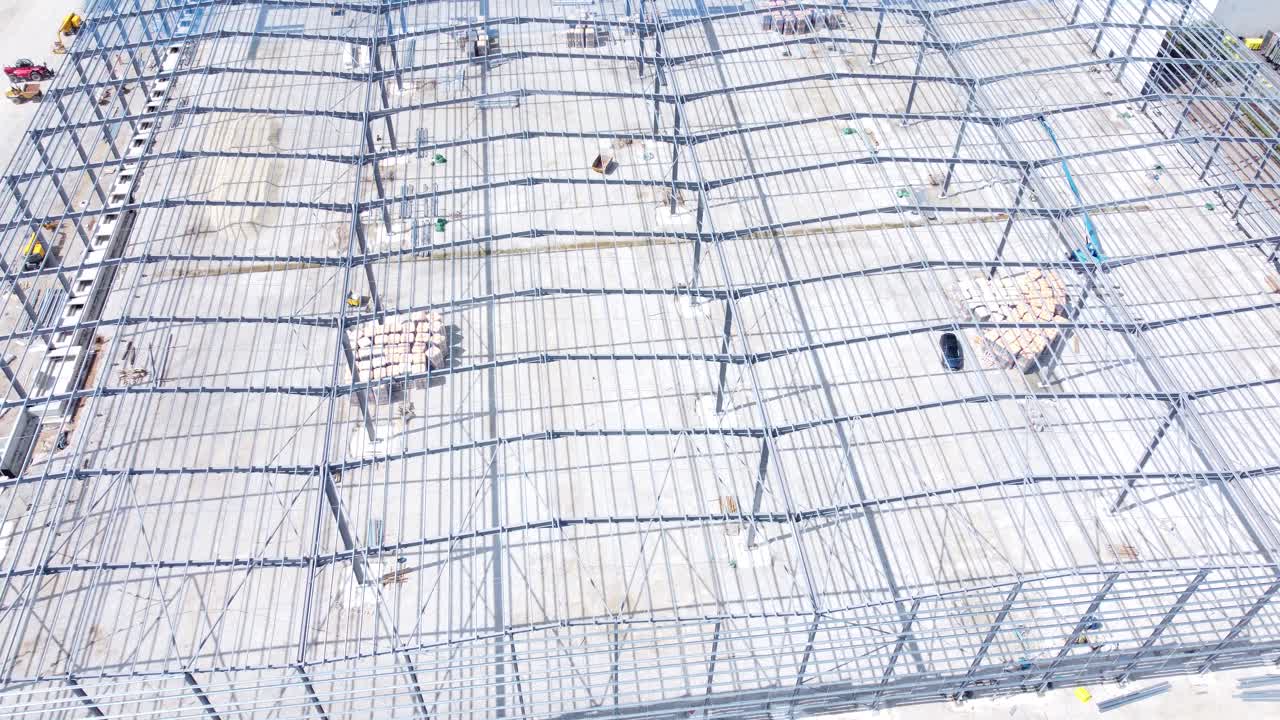 la industria de la construcción de vigas de hierro metálico marco de almacén sitio de construcción vista aérea aumento de inclinación de arriba hacia abajo