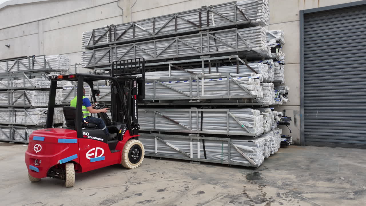 elevador de horquilla que mueve marcos de pvc en las instalaciones de producción