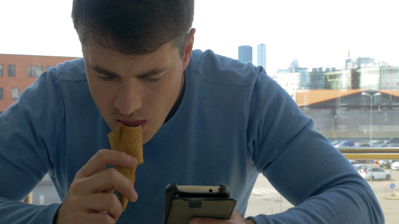 hombre con teléfono inteligente y helado