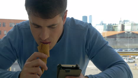 hombre con teléfono inteligente y helado