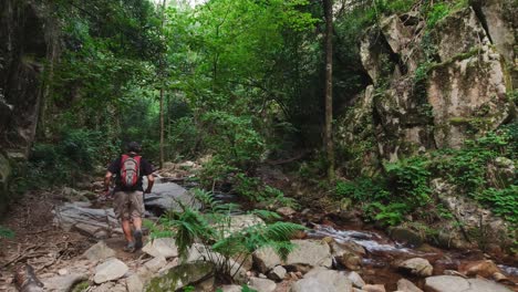 Klettern-über-Felsbrocken-Am-Ufer-Des-Flusses-Riells-In-Katalonien,-Spanien