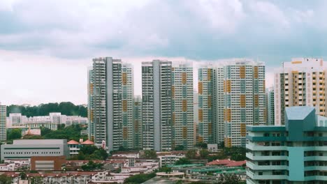 nubes moviéndose sobre viviendas públicas en el barrio de tiong bahru en singapur