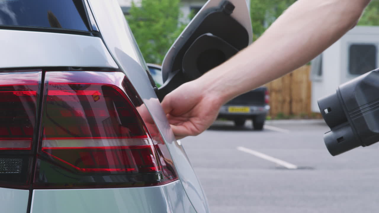 cierre del cable de alimentación de carga de automóvil eléctrico ecológico de cero emisiones en el garaje