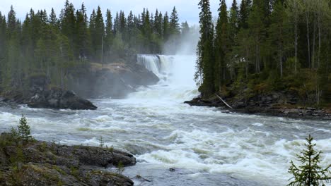 la cascada de ristafallet en la parte occidental de jamtland está catalogada como una de las cascadas más hermosas de suecia.