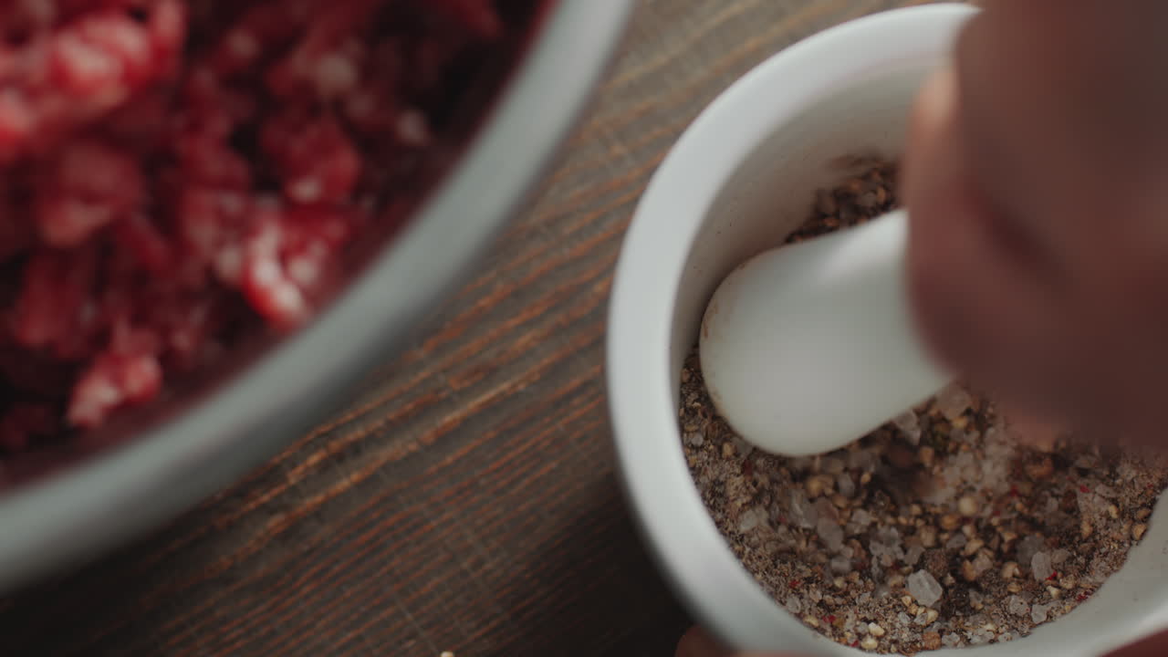 moliendo especias con mortero y pestillo