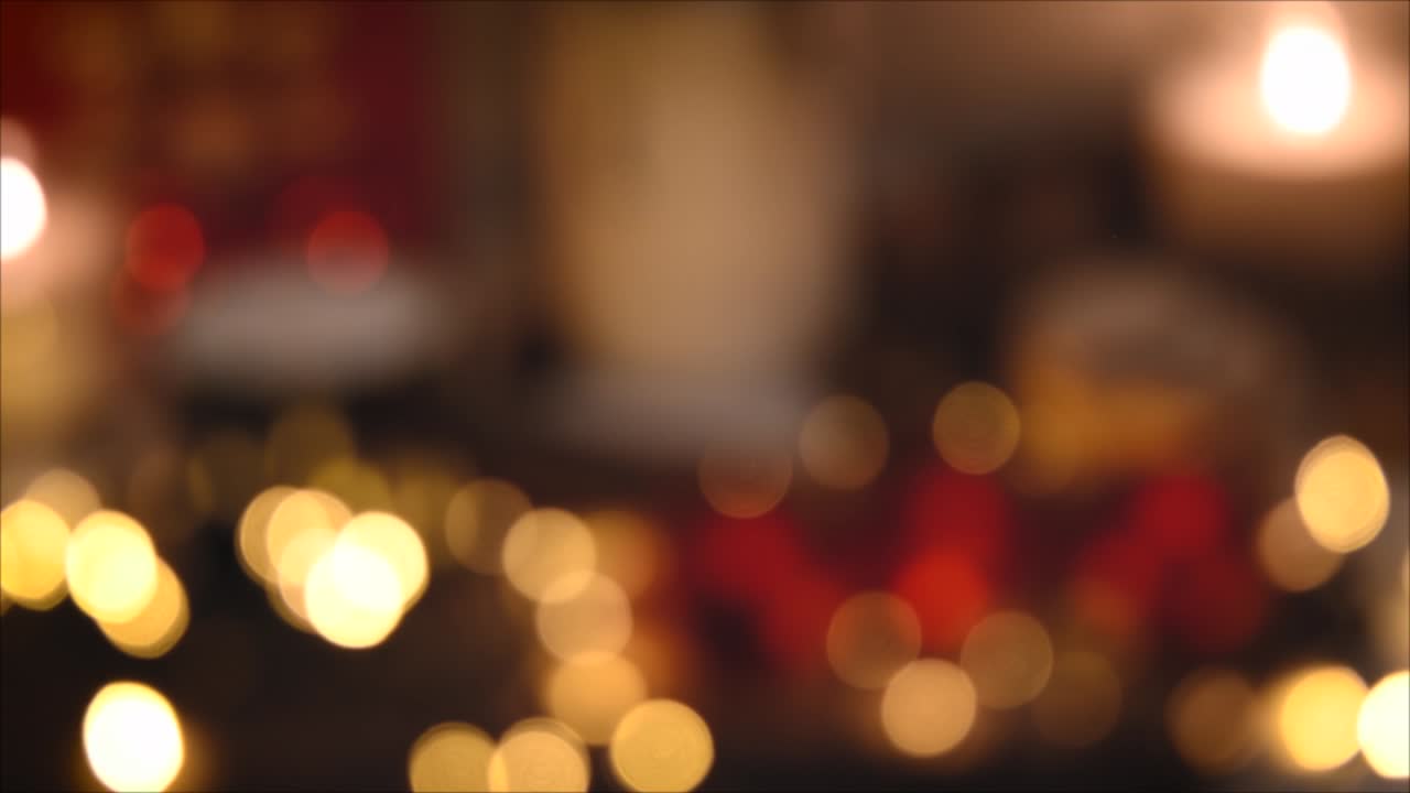 luces de navidad, brillantes círculos cálidos dorados abstractos desenfocados. luces de hadas borrosas. fuera de enfoque fondo de vacaciones. bokeh de luz del árbol de navidad. tema de año nuevo, fondo 4k