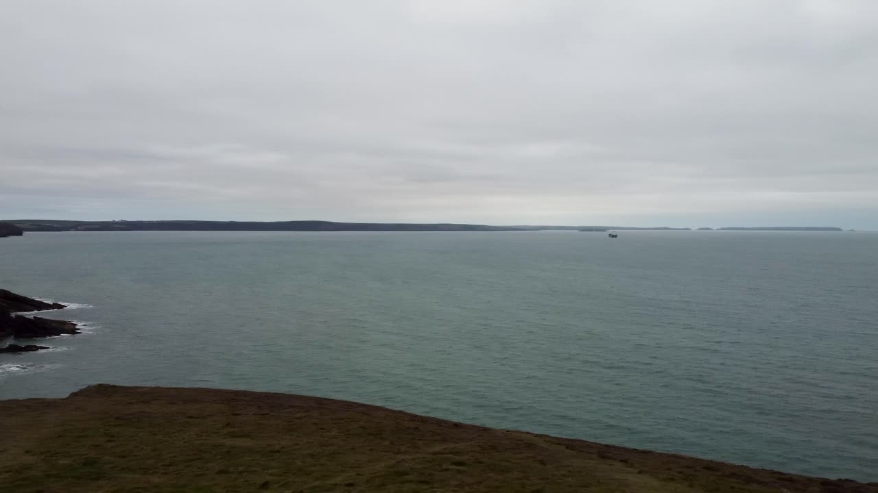 흐린 날 영국 4k에 잔잔한 바다와 pembrokshire 해안선의 패닝 공중