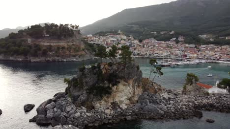 Vista-Aérea-Del-Horizonte-De-La-Ciudad-Griega-De-Parga-En-La-Costa-Jónica-Con-La-Capilla-De-La-Asunción-De-La-Virgen.