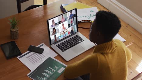 Mujer-Afroamericana-Usando-Una-Computadora-Portátil-En-Videollamada-Con-Colegas-Que-Trabajan-Desde-Casa