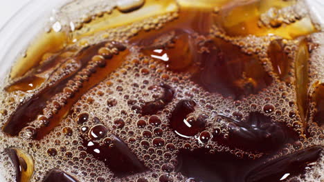 café helado americano en la mesa. camara lenta