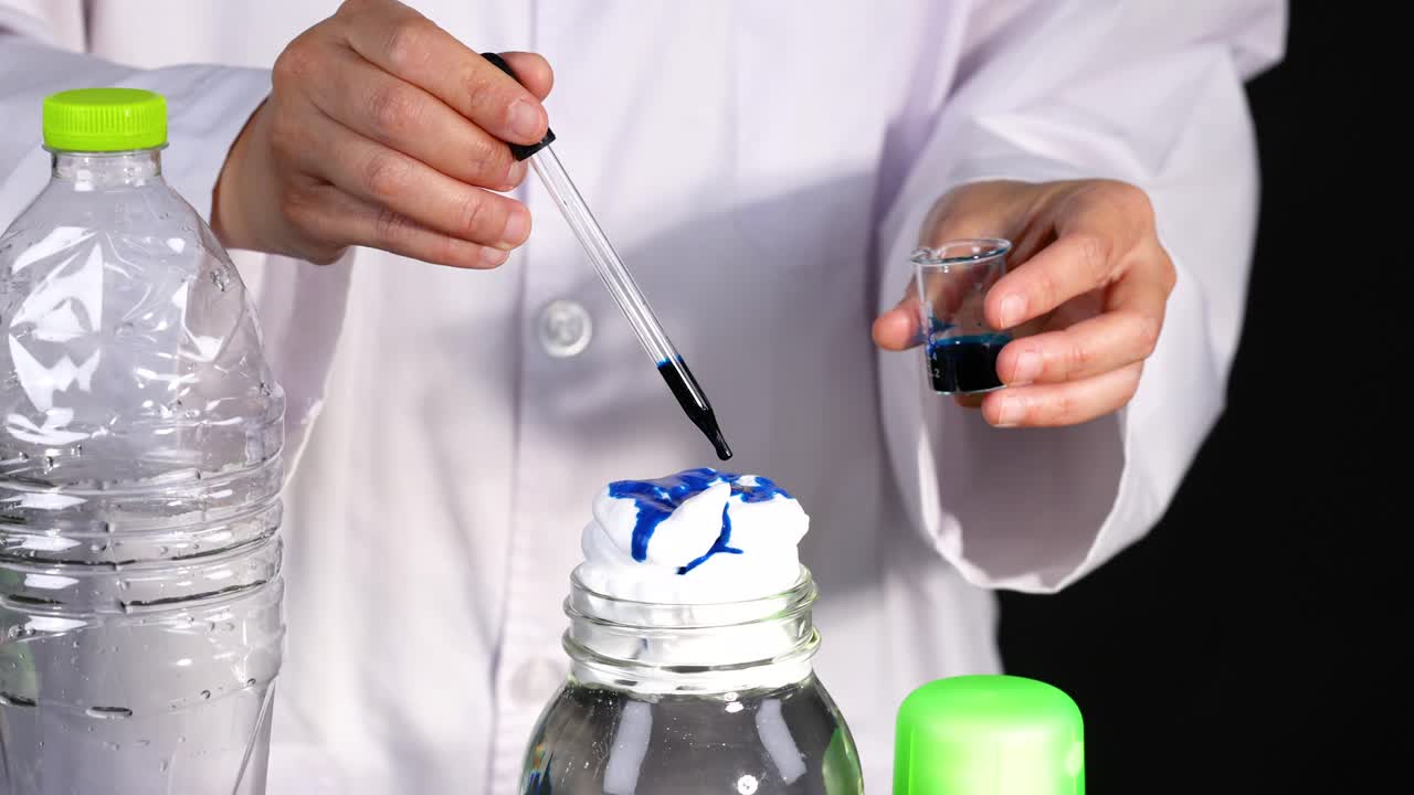 demostrando la difusión del color en la crema de afeitar