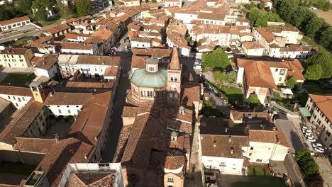 Blick-Auf-Die-Katholische-Kirche-Santa-Maria-Assunta-Von-Oben-In-Soncino,-Italien---Drohnenaufnahme