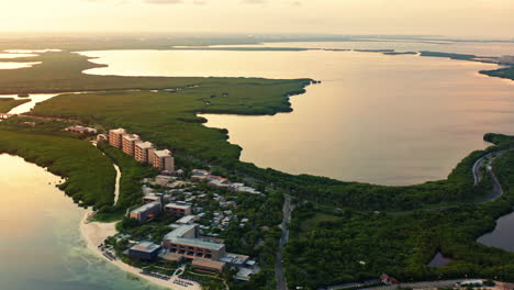 Vista-Aérea-Cinematográfica-De-Drones-De-La-Península-De-Cancún-Al-Atardecer