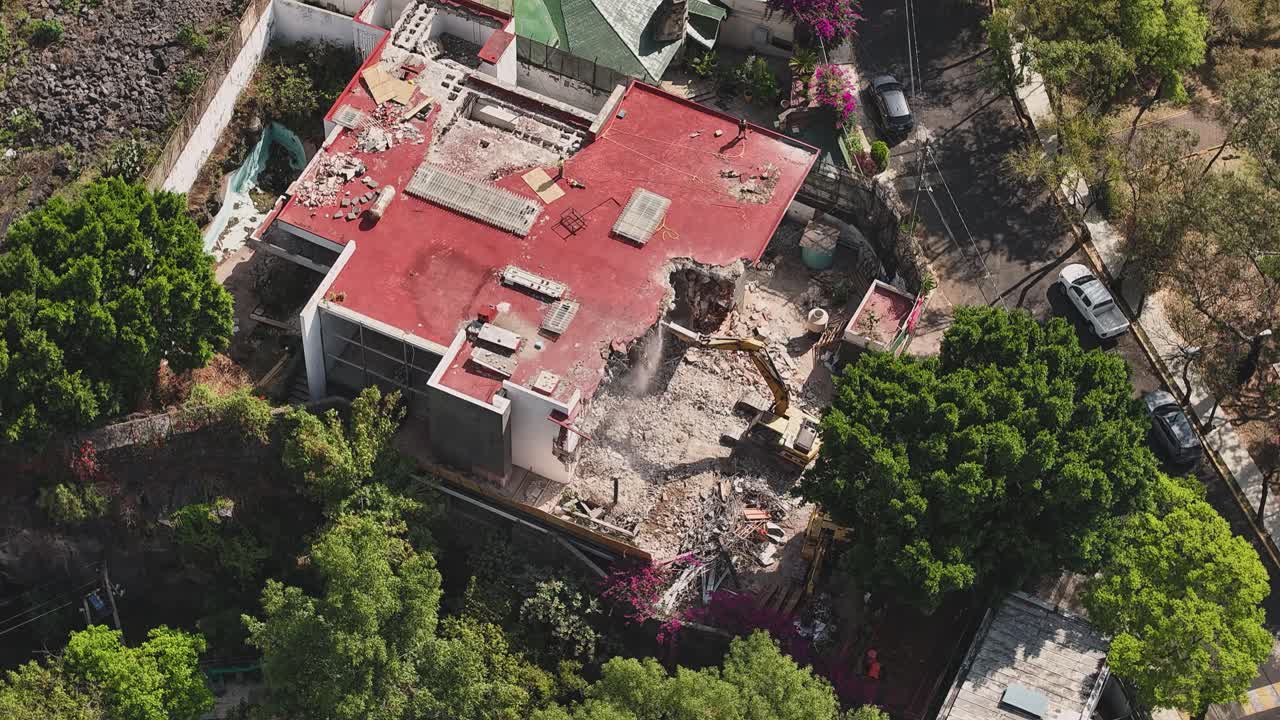 Circular timelapse perspective capturing a house's demolition by hydraulic impact