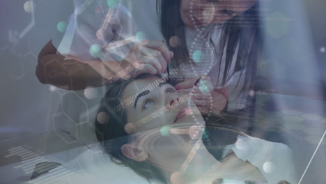 animación del procesamiento de datos médicos sobre una mujer caucásica recibiendo tratamiento de botox en su cara