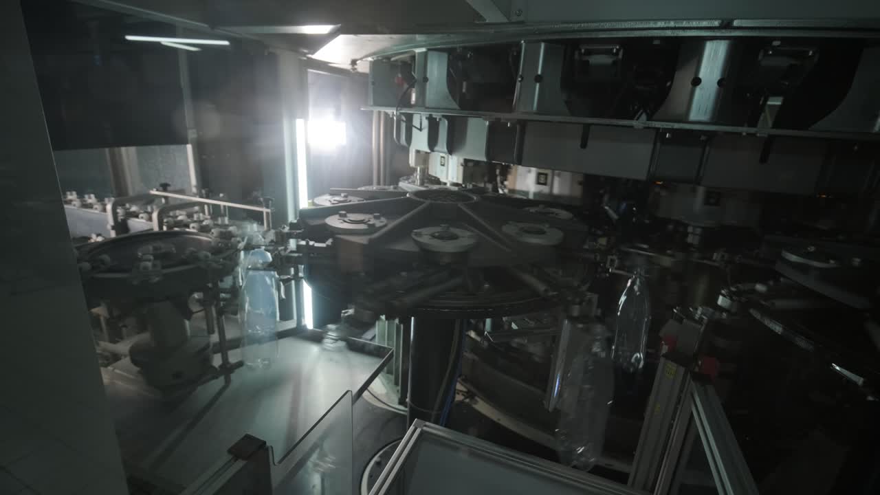 자동 채우기 기계 는 현대 음료 공장 에서 플라스틱 애완 동물 병 에 물 을  ⁇ 는다