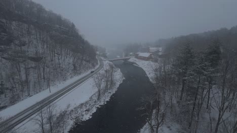 Rosendale,-Nueva-York,-En-Un-Hermoso-Día-De-Invierno-Nevado,-Durante-Una-Pascua-Del-Noreste,-Visto-Desde-El-Puente-De-Caballete-Alto,-Sobre-El-Arroyo-Rondout,-En-El-Sendero-Ferroviario-Del-Valle-De-Wallkill-Muy-Por-Encima-Del-Pueblo.