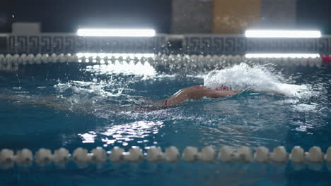 un nadador está practicando en una piscina