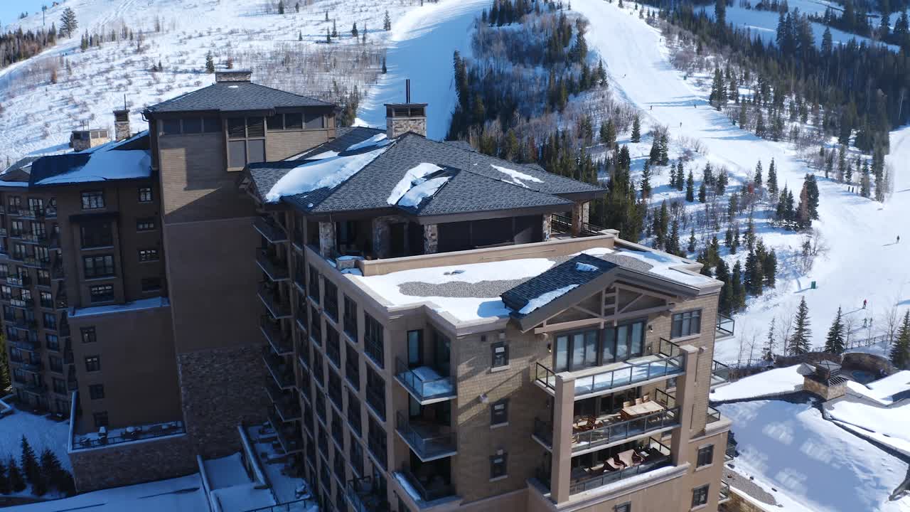 toma de drones de arriba hacia abajo de un resort de lujo con piscina y área de descanso en deer valley park city, utah