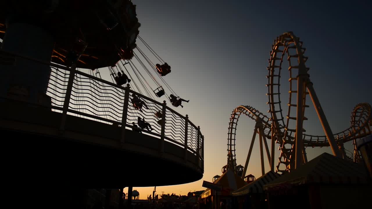 paseos de carnaval durante la puesta de sol en cámara lenta