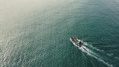 Traditionelles-Südafrikanisches-Fischerboot-Auf-Dem-Offenen-Ozean