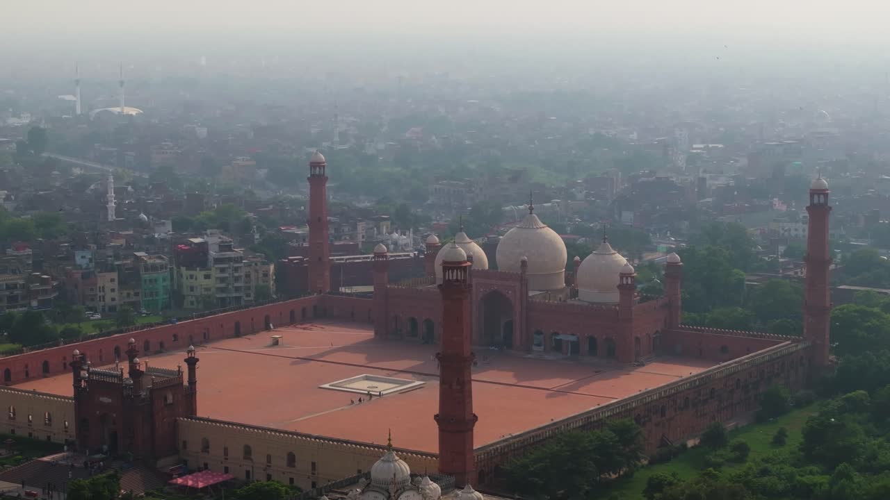 Espectacular vista aérea sobre la Mezquita Imperial de Lahore (Mezquita Badshahi) en Pakistán