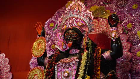 diwali es uno de los festivales más grandes de la india, kali, una de las deidades de los hindúes, es adorada en este festival