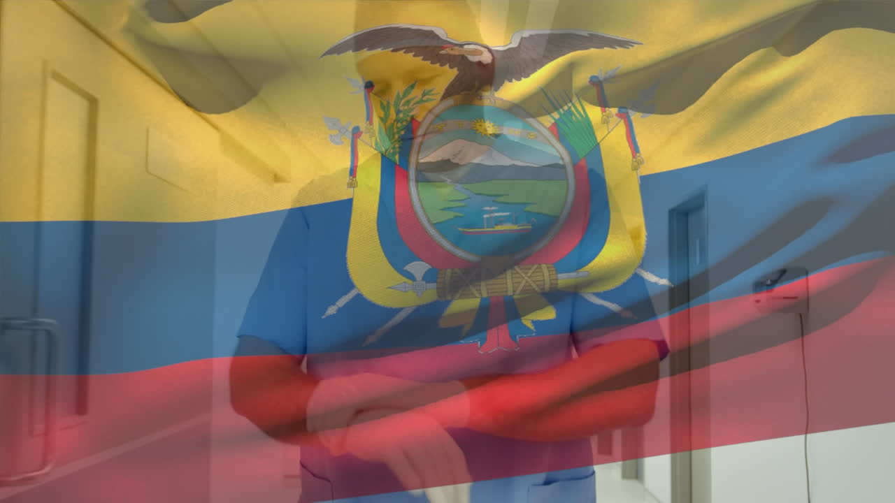 Bandiera dell'Ecuador che sventola contro un operatore sanitario maschio anziano caucasico che indossa guanti chirurgici in ospedale.