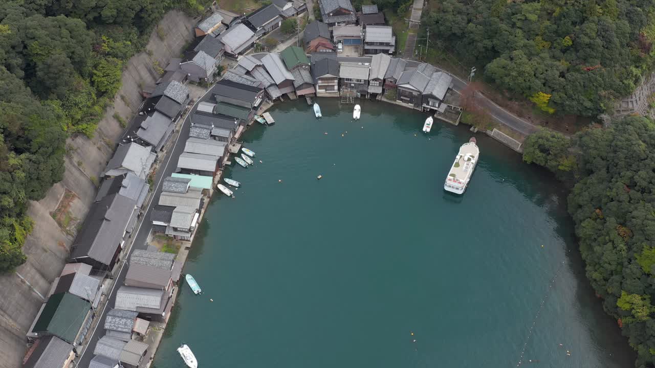 pueblo de pescadores, ine funaya en kyoto, japón