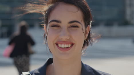 retrato de una mujer hermosa sonriendo en la escena urbana de la ciudad