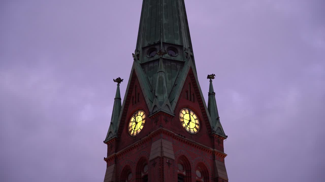 구름이 배경으로 지나가는 오래된 교회 탑 주위를 날아다니는 까마귀와 까마귀 - 트리니티 교회 아렌달 노르웨이 - 핸드헬드 정적 변덕스러운 어둠