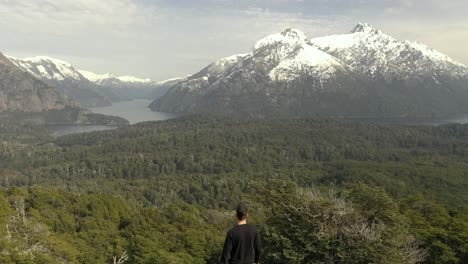 Toma-Aérea-De-Un-Hombre-Irreconocible-Llegando-A-Un-Mirador-De-Lagos-Y-Montañas-Patagónicos