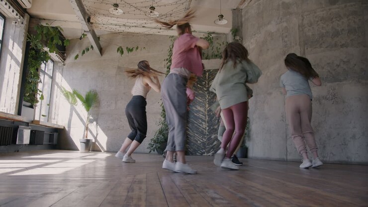 Grupo de mulheres jovens dançando em um estúdio