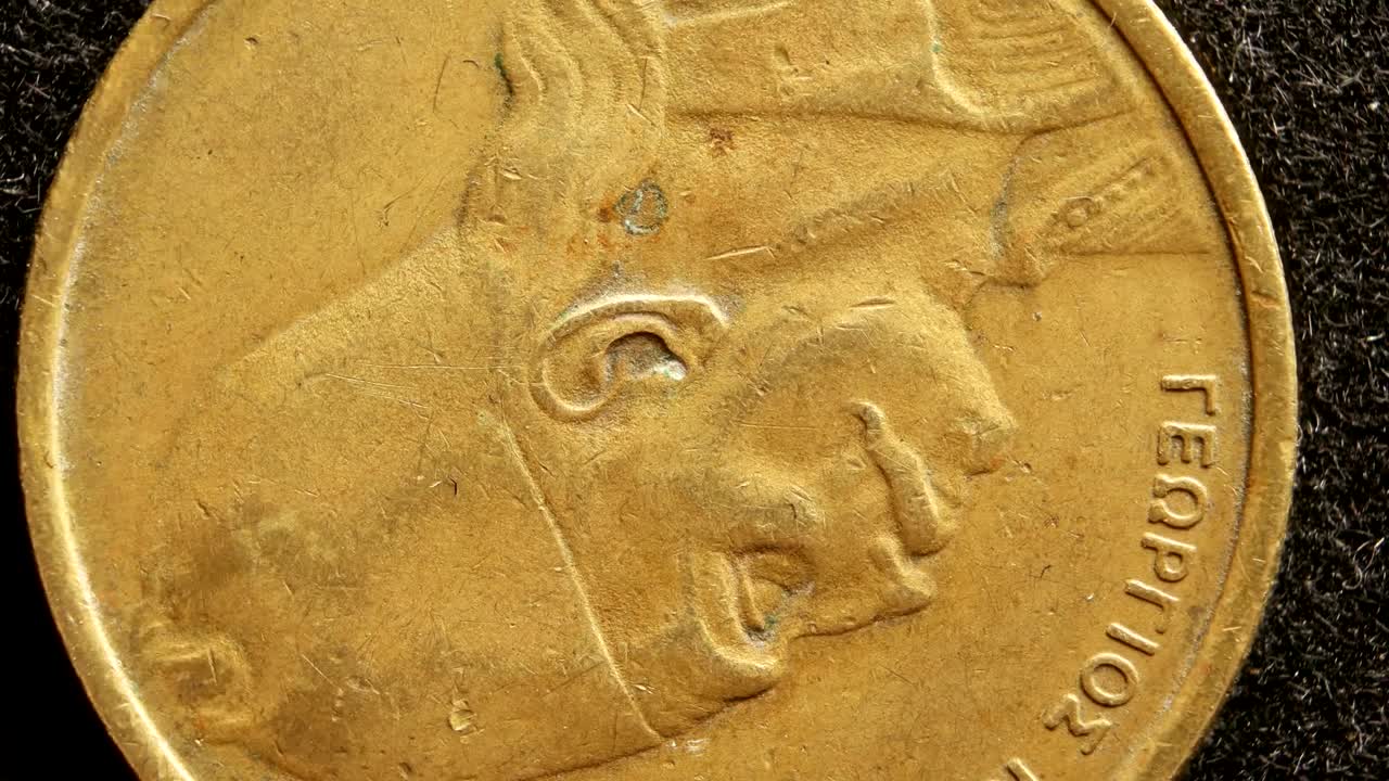 primer plano de monedas muy antiguas