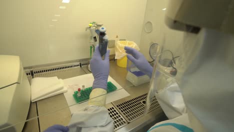 enfermeras en trajes de ppe trabajando juntos en el desarrollo de plasma en el laboratorio