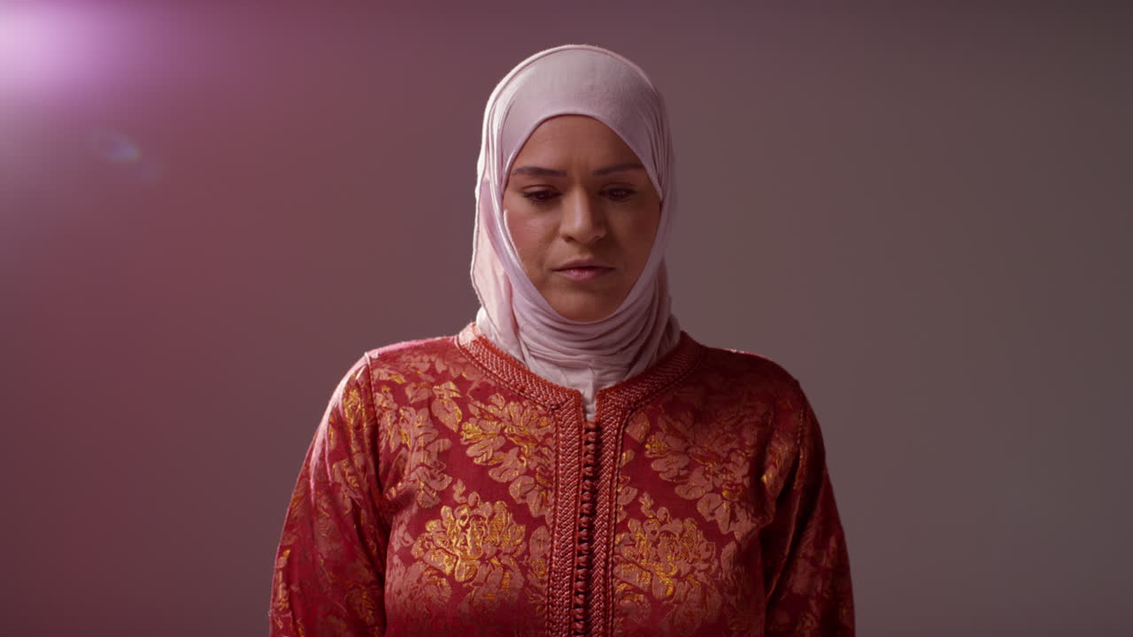 평평한 배경에 히자브를 입은 웃는 무슬림 여성의 스튜디오 초상화 5