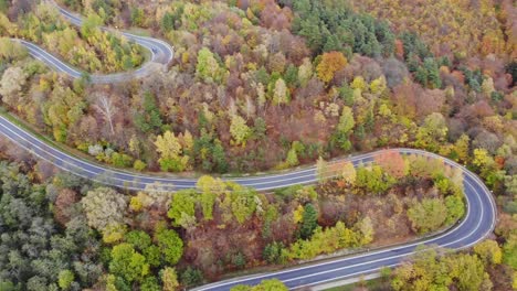 Carretera-De-Montaña-Aérea-Elevada-En-El-Bosque-Otoñal,-Vehículos-En-La-Vía-Rural