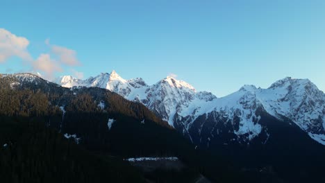 Felsige-Berggipfel-Mit-Schnee-Und-Bäumen